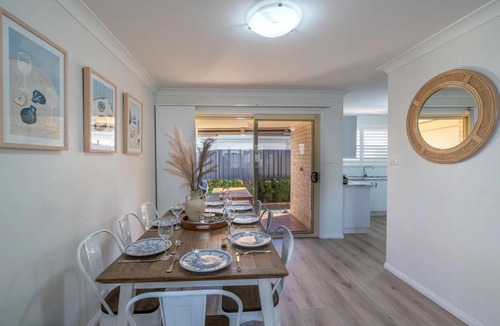 Shellharbour House | Book 4 nights, Pay for 3 - School Holidays - Message to receive offer!