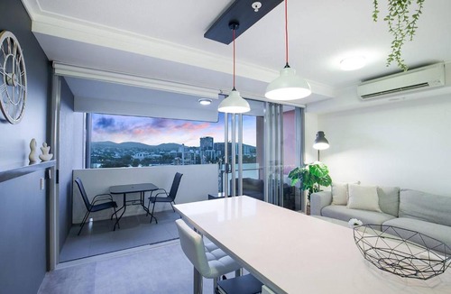 South Brisbane Apartment | Boundless Horizons - Stylish Comfort & City Views