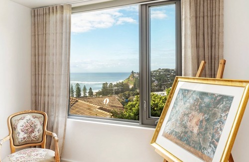 Newport House | BREEZE INN by Palm Beach Holiday Rentals