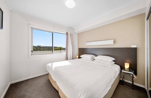 Greenway Apartment | Bright 1-Bed Apartment with Balcony