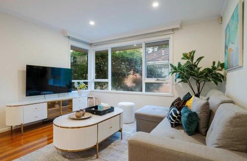 Hampton Apartment | Bright 2B Coastal Getaway Steps From Beach