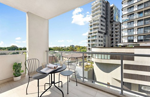 Parramatta CBD Apartment | Bright & Airy 2BR Steps to Station & Westfield