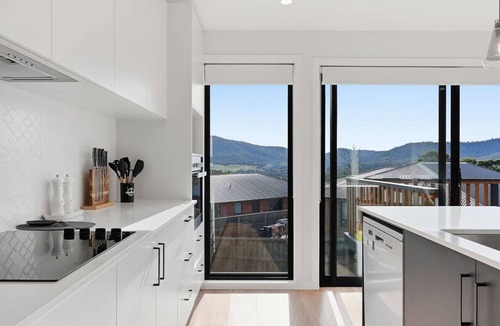 Risdon Vale House | Bright & Beautiful Hobart Stay