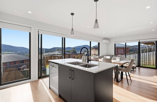 Risdon Vale House | Bright & Beautiful Hobart Stay