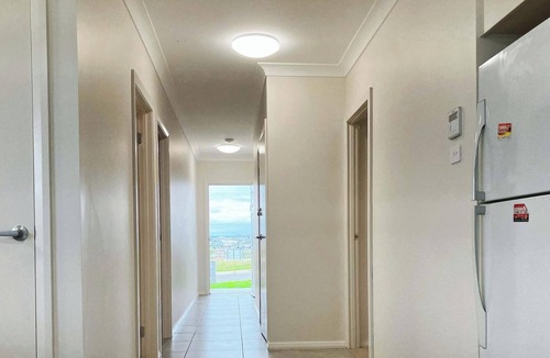 Cobbitty House | Bright Modern Home in Cobbitty with Parking
