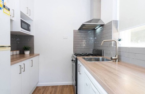 Balaclava Apartment | Bright & Sunny Oasis