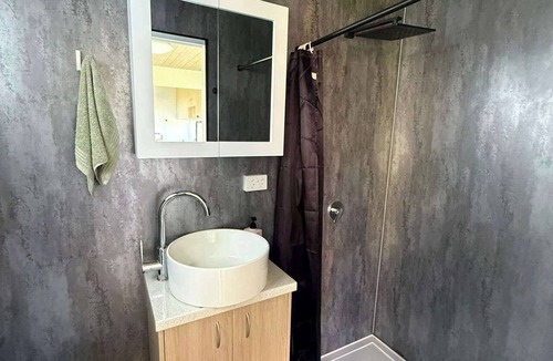 Canoelands House | Bushland Views Tiny House: Fire Pit & Wilderness