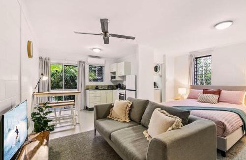 Edge Hill Apartment | Cairns Retro Studio - Cosy Stay near Botanic Gardens