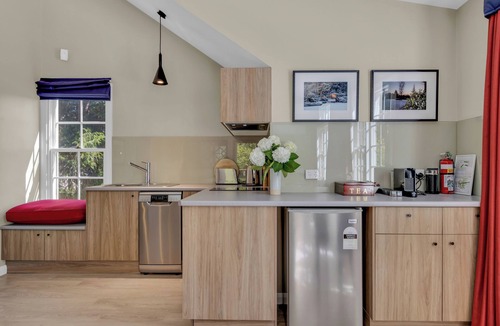 Mount Wilson Cabin | Camellia Lodge: Filled with lots of natural light with views of the gardens