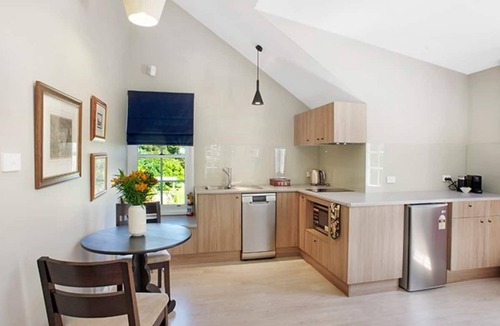 Mount Wilson Cabin | Camellia Lodge: Filled with lots of natural light with views of the gardens