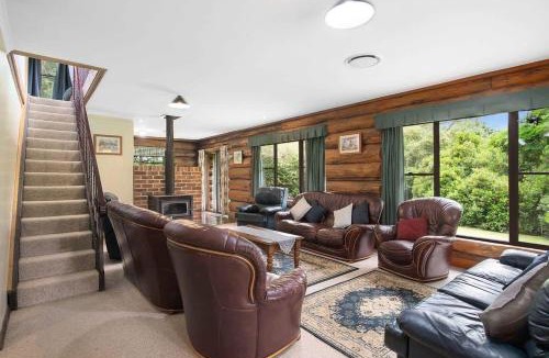 Canobolas House | Canobolas Mountain Four-Bedroom Log Cabin