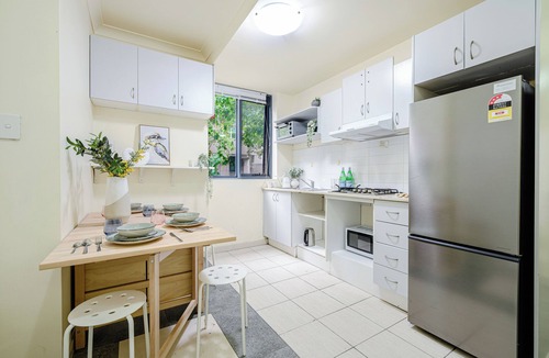 Chinatown Apartment | CBD 3br apt for 8 guests near Train & Shopping in Ultimo