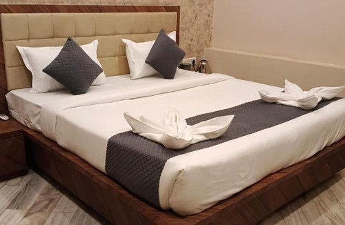 Varanasi Hotel | Char Dham Palace Near Kashi Vishwanath Temple Dashashwamedh Ghat Varanasi