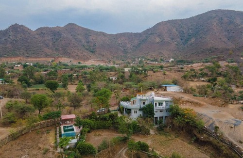 Udaipur Other | Charming 2-bedroom farmhouse with WiFi, AC in pleasant Udaipur