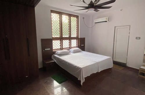 Hyderabad House | Charming 3-bedroom farmhouse in delightful Hyderabad with AC, Wi-Fi and pool.