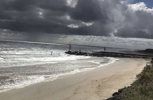 Carrum Apartment | Charming Beachside studio - 2 min to the beach , pets welcome .