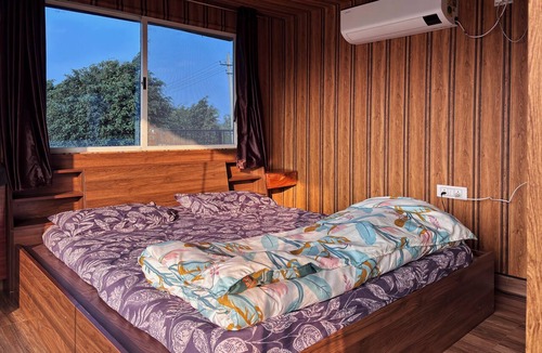 Chikkaballapur Bed & Breakfast | Charming Container Home in the scenic Nandi Hills with AC & Fresh water Ponds
