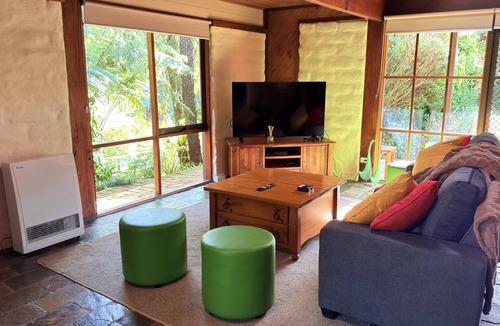 Cockatoo House | Charming mud brick retreat in the heart of Cockatoo,