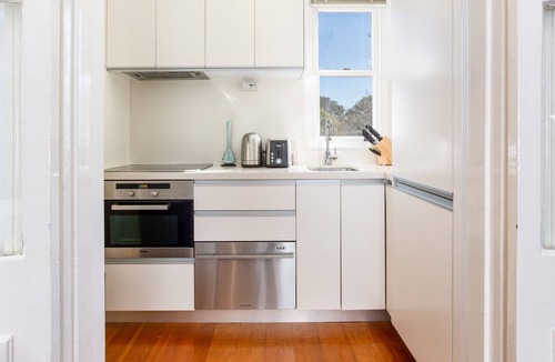 Petersham Apartment | Charming Studio in Quiet Area near Market & Park
