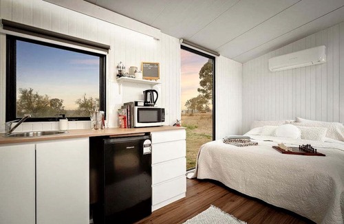 Goombungee Cabin | Charming Tiny House with Panoramic Views of the Valley in Queensland, Australia