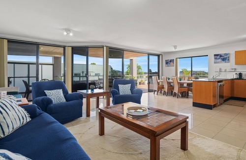 Umina Beach Apartment | Chic 3-Bed Apartment in the Heart of Umina Beach