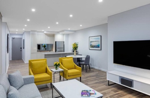 Bondi Junction Apartment | Chic 3-Bedroom Suite Near Bondi Beach Sydney