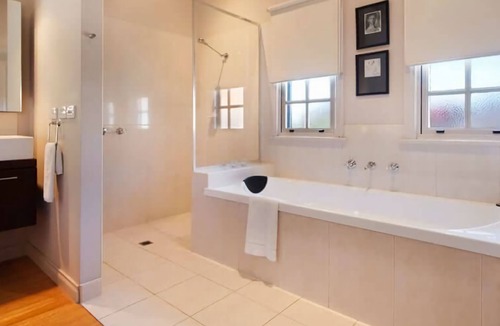 Daylesford Cottage | Circa Ruby Mint Daylesford ~ Town Centre!