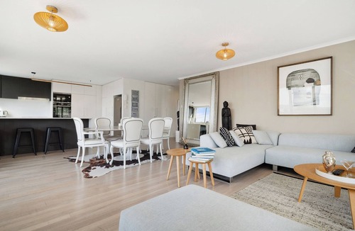 Woolloomooloo Apartment | Cityscape 2BR Charm with Pool, Sauna & Spa Access