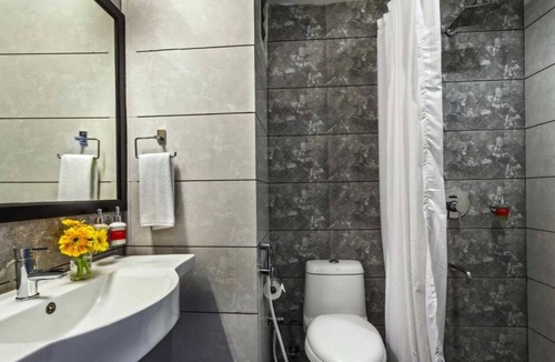 Kochi House | Classic King Clubhouse Vytilla Kochi