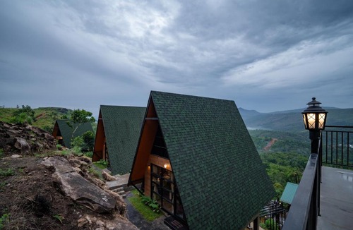 Elappara Hotel | Cliff and Cloud Vagamon
