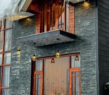 Srinagar House | Cliffside cottage