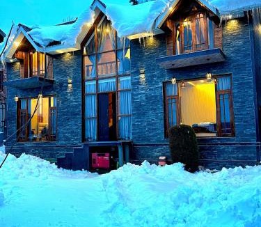 Srinagar House | Cliffside cottage
