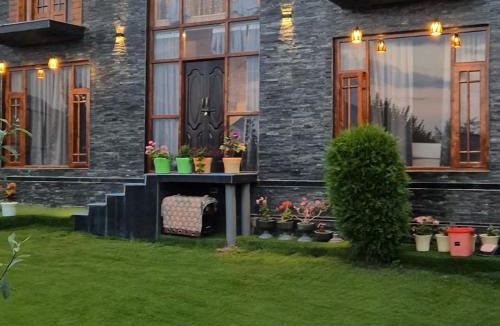 Srinagar House | Cliffside cottage