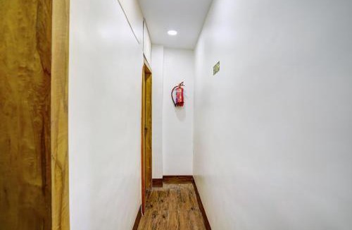 Santacruz Hotel | Collection O Mumbai Khar Road Railway Station