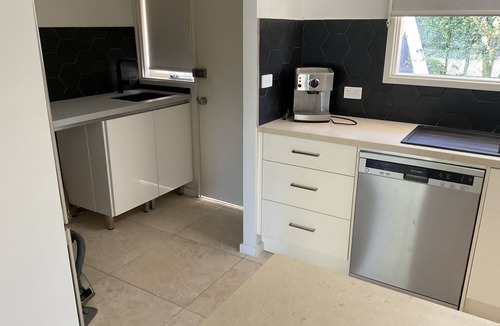 Mount Eliza House | Comfortable private Townhouse within walking distance to restaurants and beaches