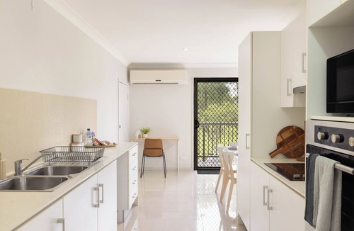 Rocklea Apartment | Comfortable Rocklea 1BR | Near Shops | Parking | 173B2