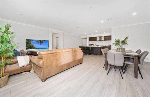 Mickleham House | Comfy Premium 4BR Near Airport, Cafes & Amenities