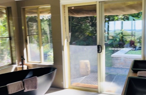 Mudgeeraba Bed & Breakfast | Como Guest Suite - Private Pool City skyline View