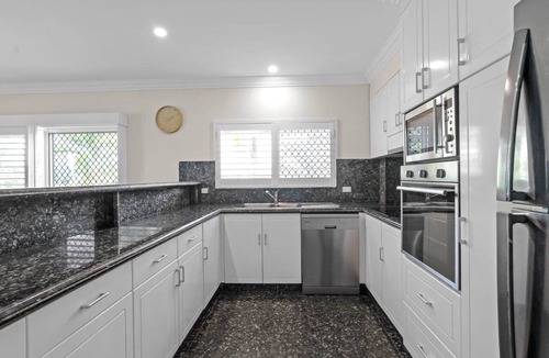 Trinity Beach Apartment | Costa Unit 9 | 3 Bedroom Top Floor Beachfront Apartment