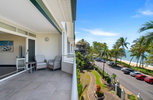 Trinity Beach Apartment | Costa Unit 9 | 3 Bedroom Top Floor Beachfront Apartment