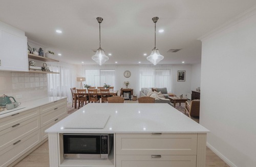 Jindalee House | Cottage on Cockleshell, Jindalee.