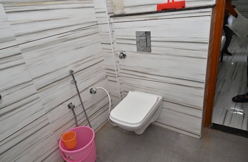Merta Hotel | Cozy 1-bedroom hotel in welcoming Sindhlas with AC
