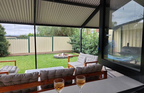 Cranebrook Apartment | Cozy Getaway at the base of the Blue Mountains