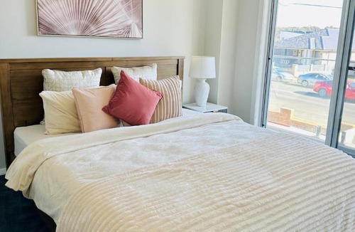 Pendle Hill House | Cozy & Spacious 5BR Family Home with Free On-Site Parking