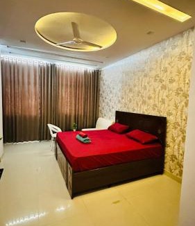 Malviya Nagar Bed & Breakfast | Cozy Studio Private Balcony Near Airport GT & WTP