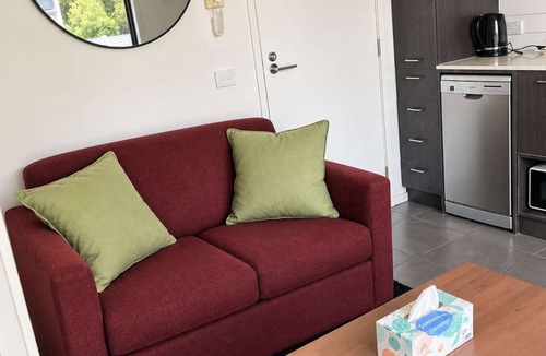 Box Hill Apartment | Cozy Studio w/Kitchen | Steps to Rail & Dining