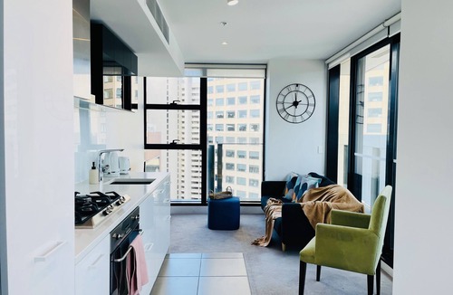 Chinatown Apartment | Cozy unit close to Parliament w/Amazing City Views