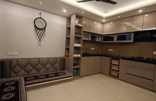Manali Apartment | Cozy Wood Paneled Scenic Room with Walk-in Closet