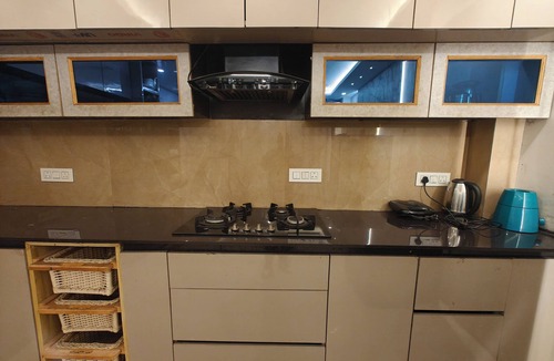 Manali Apartment | Cozy Wood Paneled Scenic Room with Walk-in Closet