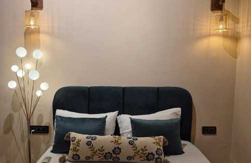 Auli Apartment | CozycoStays - 1BHK near LuLu, Medanta